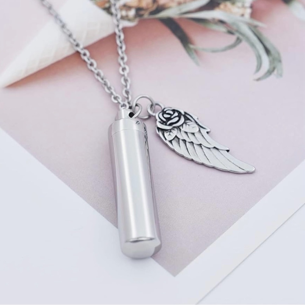 🎉3 / $9 DEAL
NWT Cremation urn necklace with angel wing